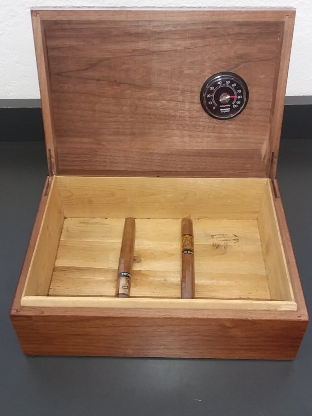 Wellington Humidor (Almar International) : Rosewood / Cigar Box